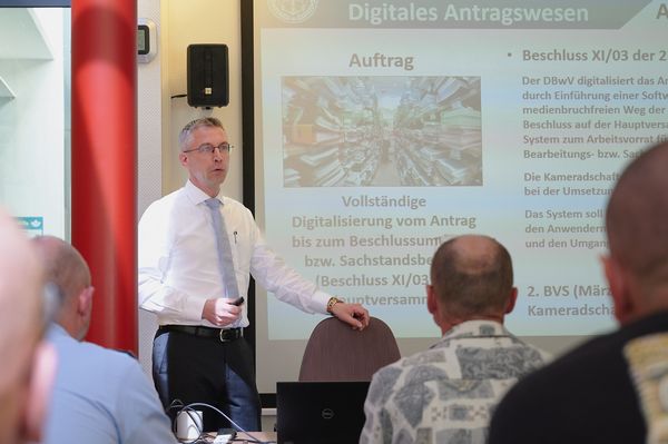 Auch Justitiar Christian Sieh stellte die Teilnehmer auf die zunehmende Digitalisierung im DBwV ein. Foto: DBwV/Ingo Kaminsky