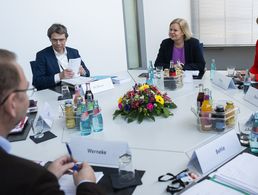 Frank Wernecke (v.l.n.r.), Vorsitzender der Dienstleistungsgewerkschaft Verdi, Steffen Meyer, Finanzstaatssekretär, Nancy Faeser, Bundesinnenministerin, und Karin Welge, Verhandlungsführerin Vereinigung der kommunalen Arbeitgeberverbände (VKA), haben die Tarifverhandlungen für den öffentlichen Dienst im Kongresshotel Am Templiner See ergebnislos fortgesetzt. Foto: picture alliance/dpa/Christophe Gateau