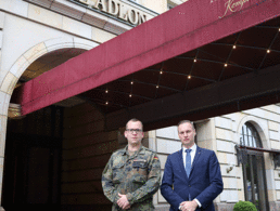 Tobias Maser (l.) und Björn Werner stehen vor dem Berliner Traditionshotel Adlon Kempinski, Arbeitsplatz der beiden ehemaligen Soldaten. Foto: DBwV/Yann Bombeke