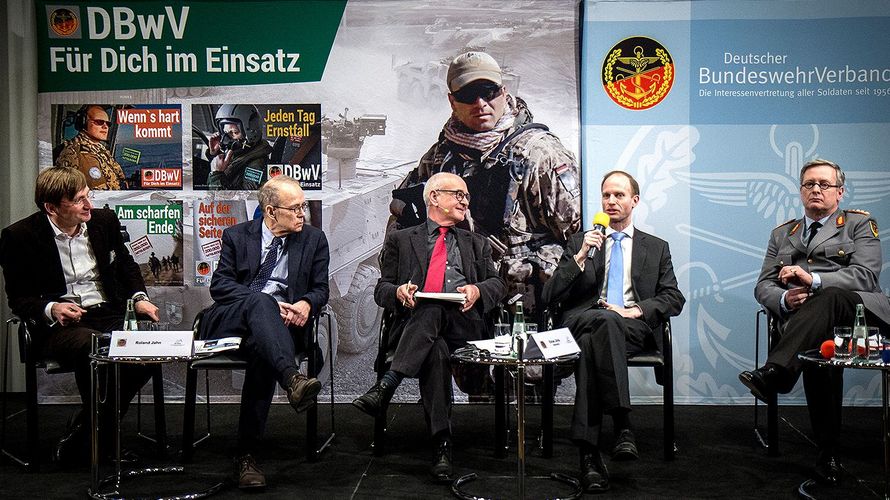 v.l.: Professor Sönke Neitzel, Professor Tilman Mayer, Moderator Paul Elmar Jöris, Journalist Martin Eich und Generalleutnant Klaus von Heimendahl bei der Podiumsdiskussion. Foto: DBwV/Scheurer