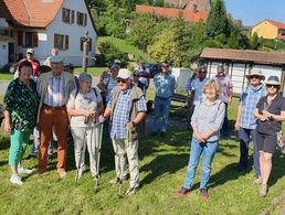 Mitglieder der Kameradschaft ERH bei der traditionellen Herbstwanderung rund um Külsheim. Foto: Carina Rother