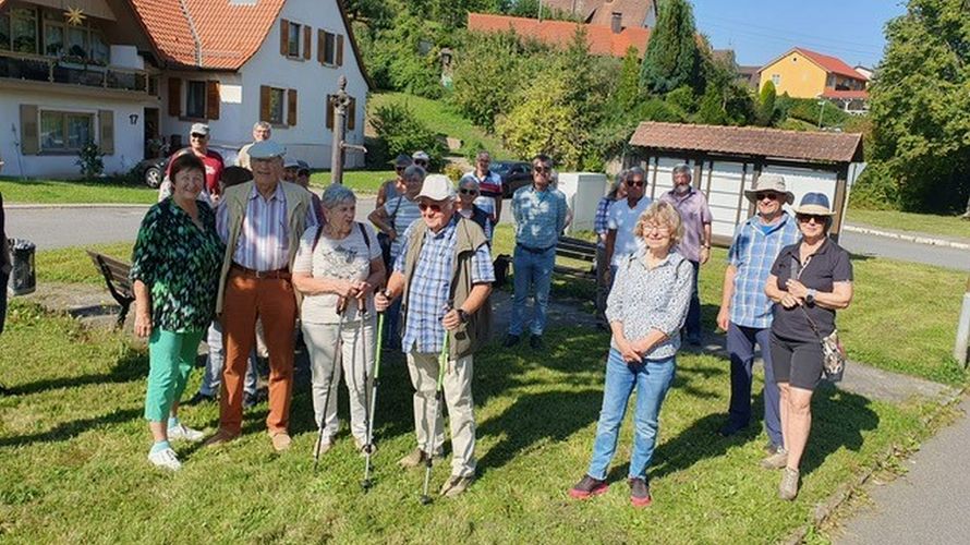 Mitglieder der Kameradschaft ERH bei der traditionellen Herbstwanderung rund um Külsheim. Foto: Carina Rother