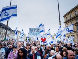 Weltweit zeigen Menschen ihre Solidarität mit Israel. Rund 1.000 Menschen nahmen an der Kundgebung auf dem Münchner Odeonsplatz teil. picture alliance/dpa | Matthias Balk