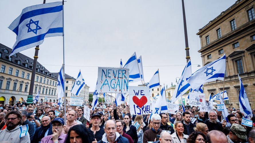 Weltweit zeigen Menschen ihre Solidarität mit Israel. Rund 1.000 Menschen nahmen an der Kundgebung auf dem Münchner Odeonsplatz teil. picture alliance/dpa | Matthias Balk