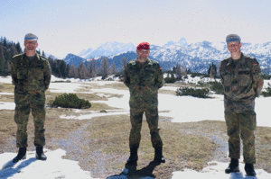 Der neue Kommandeur der Gebirgsjägerbrigade 23, Oberst Keller (r.), Generalmajor Gante (M.), und der scheidende Kommandeur, Brigadegeneral Sembritzki. Foto: Bundeswehr/Achim Keßler