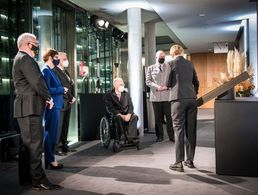 Am Abend des 18. November wurde sie eingeweiht: Die Stele mit dem elektronischen Gedenkbuch erinnert jetzt im Bundestag an die Toten der Auslandseinsätze der Bundeswehr. Foto: Bundestag