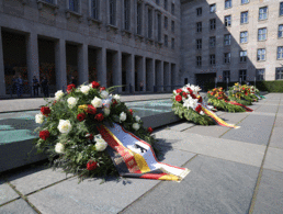 Mit Gedenkveranstaltungen und Kranzniederlegungen, wie hier am Berliner Platz des Volksaufstandes des 17. Juni im vergangenen Jahr, wird heute an die Opfer des Volksaufstandes in der DDR vor 68 Jahren erinnert. Foto: DBwV/Yann Bombeke