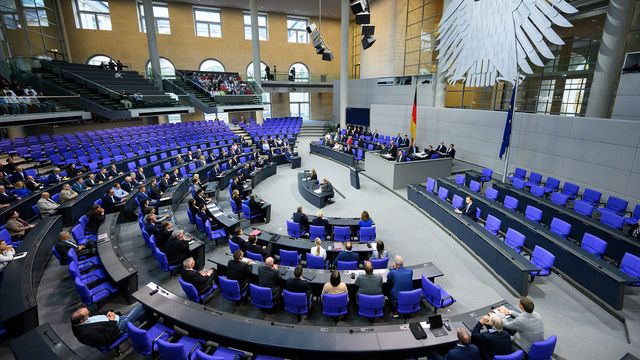 Nach einer rund halbstündigen Debatte im Bundestag wurde die Vorlage an die Ausschüsse überwiesen. Foto: picture alliance/dpa/Bernd von Jutrczenka