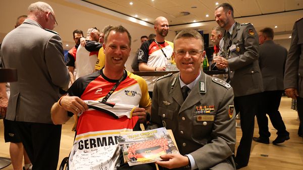 Am Rande der Invictus Games in Düsseldorf: Kapitänleutnant Jörg Hinrichs (l.) mit dem Bundesvorsitzenden, Oberst André Wüstner. Foto: DBwV/Sarina Flachsmeier