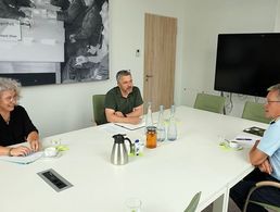 Carola Teichmann und Sven Wille von der VSV-Bund hben sich jetzt mit dem stellvertretenden DBwV-Bundesvorsitzenden Hauptmann Andreas Steinmetz (r.) in Berlin getroffen. Foto: DBwV/Kruse