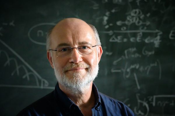 Professor Harald Lesch (*1960) ist Astrophysiker, Naturphilosoph und Wissenschaftsjournalist. Seit 2009 ist er Moderator der ZDF-Sendung „Terra X“. Lesch ist Professor für Astrophysik an der Ludwig-Maximilians-Universität München und Lehrbeauftragter für Naturphilosophie an der Hochschule für Philosophie in München. Auf dem YouTube-Kanal „Terra X Lesch & Co“ präsentiert er kompetent und unterhaltsam Wissenswertes aus Naturwissenschaft und Technik. Im vergangenen Jahr wurde Lesch für seinen Einsatz für Bildungsgerechtigkeit mit dem Bundesverdienstkreuz 1. Klasse ausgezeichnet.