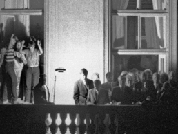 Das Licht war an diesem denkwürdigen Tag improvisiert, der damalige Außenminister Hans-Dietrich Genscher steht im Dunkeln (rechts unter dem Fensterkreuz), als er die Worte ausspricht, die für hunderte Menschen die Freiheit bedeuten. Foto: dpa