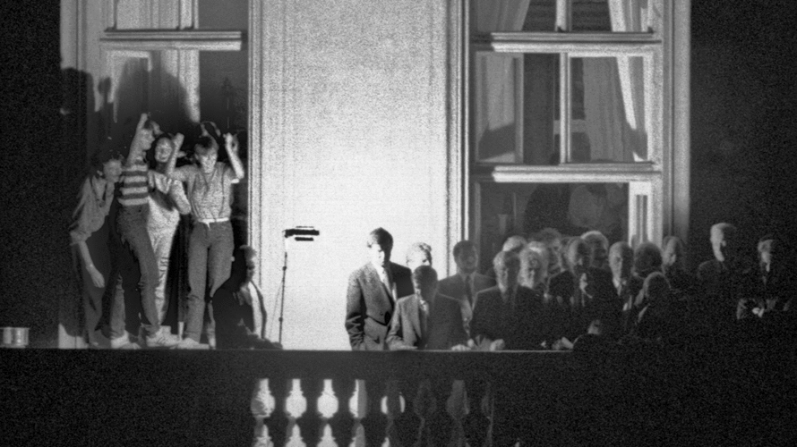 Das Licht war an diesem denkwürdigen Tag improvisiert, der damalige Außenminister Hans-Dietrich Genscher steht im Dunkeln (rechts unter dem Fensterkreuz), als er die Worte ausspricht, die für hunderte Menschen die Freiheit bedeuten. Foto: dpa