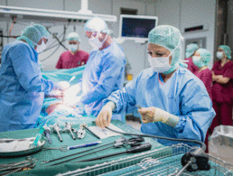 Operation im Bundeswehrkrankenhaus Ulm: Die Einrichtungen der Bundeswehr gehören zu den besten Kliniken in Deutschland. Foto: Bundeswehr/Jana Neumann