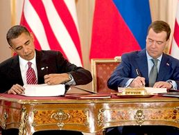 Historisch: US-Präsident Barack Obama und der russische Präsident Dmitri Medwedew unterzeichneten am 8. April 2009 in Prag den Neuen Start-Vertrag. Dieser Vertrag begrenzt stationierte strategische Nuklearwaffen beider Seiten. (Quelle: White House)