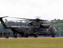 Problemfall CH53: Bei seinem Besuch in Laupheim sprach sich der Bundesvorsitzende dafür aus, den Hubschrauber aus dem Afghanistan-Einsatz abzuziehen Foto: Bundeswehr