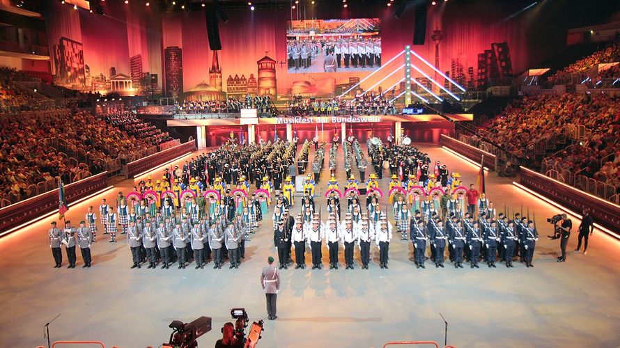 Zum Finale kommen alle Akteure zusammen und musizieren gemeinsam, so wie hier beim Musikfest der Bundeswehr 2019. Foto: DBwV/Amina Vieth