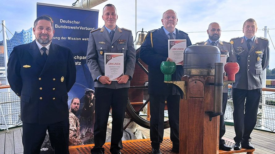 v.l.: Nicky Büttner, die Geehrten Leutnant Heiko Lunow, Oberstabsfeldwebel Severin Jaacks und Hauptfeldwebel Reza Wafi mit Gerd Dombrowski. Foto: DBwV/LV Nord