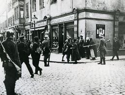 Reichswehr bei der Besetzung der Stadt Freiberg: Am 27. Oktober 1923 fordert das Vorgehen der Soldaten bei der Auflösung einer Blockade und gegen Demonstranten 29 Todesopfer.  Foto: Deutsches Historisches Museum