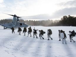 Gebirgsjäger gehen in die Luft. Gemeinsam mit US Marines üben die „Struber Jager“ die schnelle Verbringung per Lufttransport. Foto: Bundeswehr/Jana Neumann