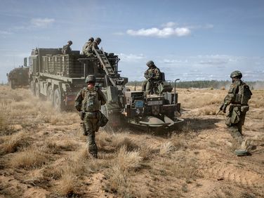 Im Rahmen der Übung Grand Eagle 2 trainieren Soldatinnen und Soldaten vom Panzerpionierbataillon 1 auf einem Truppenübungsplatz in Litauen. Foto: Bundeswehr/Marco Dorow