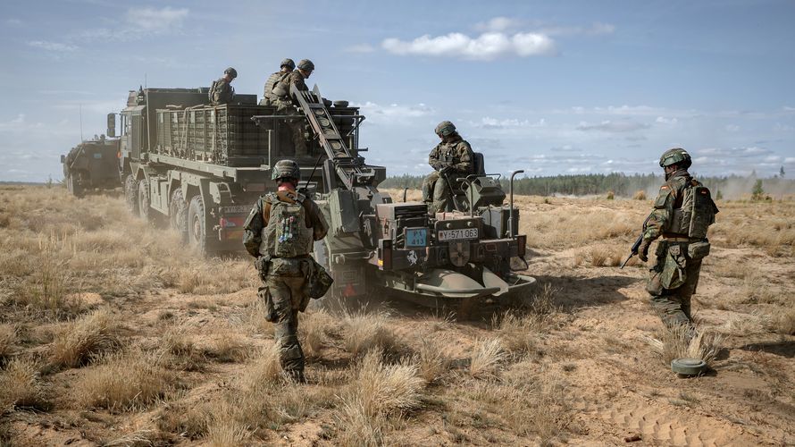 Im Rahmen der Übung Grand Eagle 2 trainieren Soldatinnen und Soldaten vom Panzerpionierbataillon 1 auf einem Truppenübungsplatz in Litauen. Foto: Bundeswehr/Marco Dorow