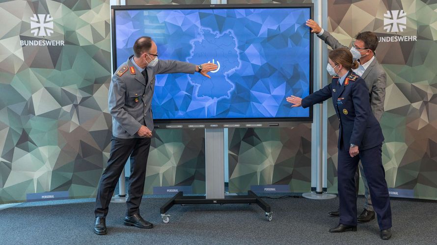 Generalmajor Gunter Schneider, BWI-CEO Martin Kaloudis und Generalarzt Dr. Nicole Schilling geben per Touchdisplay den Startschuss für die USG-Online App. Foto: Bundeswehr / PIZ Personal Metka