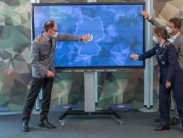 Generalmajor Gunter Schneider, BWI-CEO Martin Kaloudis und Generalarzt Dr. Nicole Schilling geben per Touchdisplay den Startschuss für die USG-Online App. Foto: Bundeswehr / PIZ Personal Metka