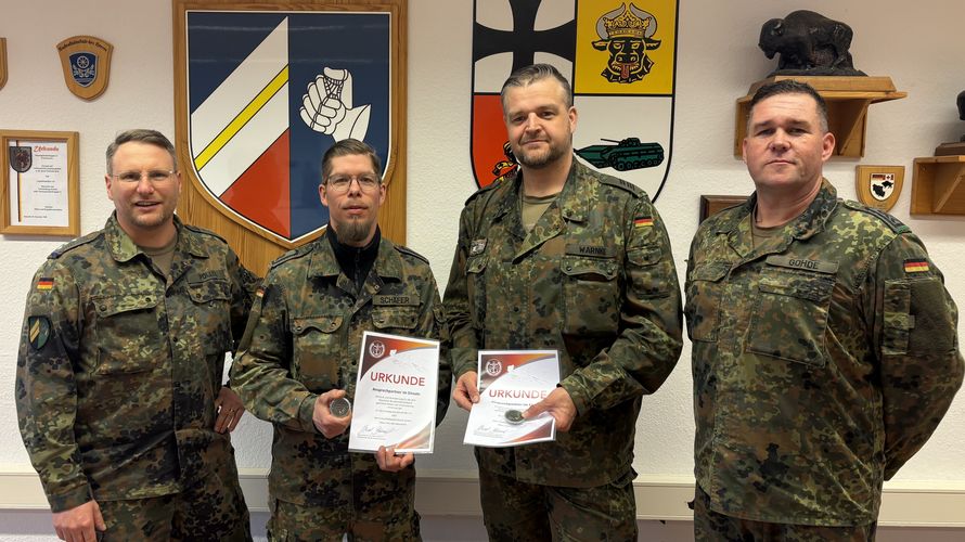 Der neu gewählte Vorsitzende der StOKa Hagenow: Hauptmann Jens Pollok (links) bedankt sich gemeinsam mit seinem Vorgänger Stabsfeldwebel Mario Gode (rechts), bei Hauptfeldwebel Dennis Schäfer (Mitte) und Oberstabsgefreiter Marcel Warnke für Ihr Engagement als Ansprechpartner Einsatz. Foto: Walter Trump