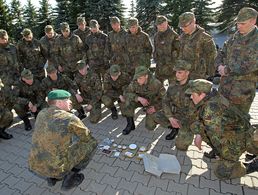 Rekruten bekommen eine Einweisung in den Inhalt einer Einmannpackung. Jetzt werden die Rationen knapp Foto: Bundeswehr/Sebastian Wilke