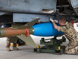 Ein Luftwaffen-Techniker montiert bei einer Übung in Südafrika eine lasergelenkte Bombe unter einen Tornado-Kampfjet. Für die zweiwöchige Übung "Blue Flag" in Israel scheint die Bundeswehr sehr sparsam mit der Ausgabe von Sonderbekleidung für das Bodenper