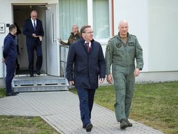 Generalinspekteur der Luftwaffe General Ingo Gerhartz (rechts) begrüßt Verteidigungsminister Boris Pistorius (links) auf dem Fliegerhorst Holzdorf. Der Verteidigungsminister informierte bei seinem Besuch über den Standort sowie über die laufenden Großprojekte. Foto: @Team_Luftwaffe/X