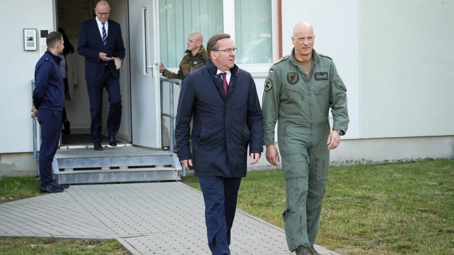 Generalinspekteur der Luftwaffe General Ingo Gerhartz (rechts) begrüßt Verteidigungsminister Boris Pistorius (links) auf dem Fliegerhorst Holzdorf. Der Verteidigungsminister informierte bei seinem Besuch über den Standort sowie über die laufenden Großprojekte. Foto: @Team_Luftwaffe/X