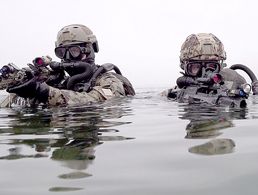 Kampfschwimmer vom Kommando Spezialkräfte der Marine (KSM) gehen mit G36 Sturmgewehren bei einer Übung aus der Ostsee an Land. Foto: Carsten Rehder/dpa