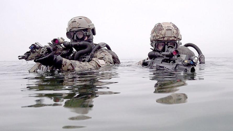 Kampfschwimmer vom Kommando Spezialkräfte der Marine (KSM) gehen mit G36 Sturmgewehren bei einer Übung aus der Ostsee an Land. Foto: Carsten Rehder/dpa