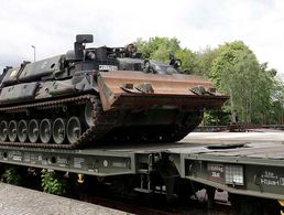 Per Eisenbahntransport werden Gefechtsfahrzeuge aus zu den Verbänden der Panzergrenadierbrigade 37 nach Sachsen und Thüringen gebracht. Foto: Bundeswehr/Alexander Klebba