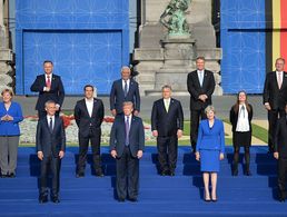 Sie standen schon näher beisammen: Die Staats- und Regierungschefs beim Nato-Gipfel in Brüssel. Foto: dpa