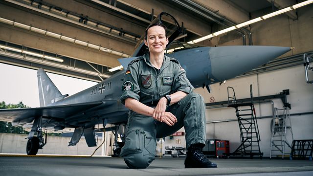 Nicola Winter vor ihrem früheren Arbeitsgerät: dem Kampfjet Eurofighter.