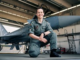 Nicola Winter vor ihrem früheren Arbeitsgerät: dem Kampfjet Eurofighter.