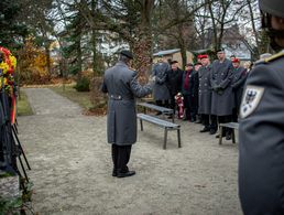 Brigadegeneral Uwe Nerger spricht zu den Teilnehmenden der Gedenkveranstaltung. Foto: PIZ Heer/Marco Dorow