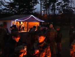 Zum Abschuss eines arbeitsreichen Jahres trafen sich die Angehörigen des Einsatzführungsbereiches 3 zu einem Weihnachtsmarkt. Foto: Ingolf Schulze