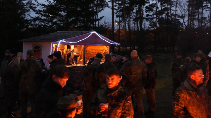 Zum Abschuss eines arbeitsreichen Jahres trafen sich die Angehörigen des Einsatzführungsbereiches 3 zu einem Weihnachtsmarkt. Foto: Ingolf Schulze