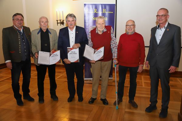 Wertschätzung erfuhren von Bezirksvorsitzendem Franz Jung (von links) die Mitglieder Ernst Hepler, Walter Sedlmeier, Rudolf Walter, Rudolf Dürr und von ihrem KERH-Vorsitzenden Stefan Weyer. Foto: Wolfgang Kruse