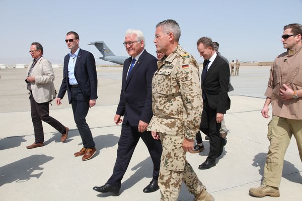 André Bodemann mit dem Bundespräsidenten kurz nach dessen Ankunft in Mazar-e Sharif  Foto: Bundeswehr/TAAC North PAO NCO