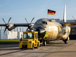 Es fehlt noch die Lackierung: Die erste für Deutschland bestimmte C-130 J "Super Hercules" verlässt die Fertigungshalle von Lockheed Martin. Foto: Twitter/Luftwaffe