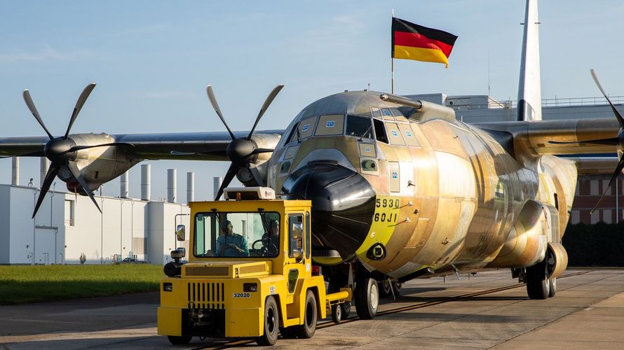 Es fehlt noch die Lackierung: Die erste für Deutschland bestimmte C-130 J "Super Hercules" verlässt die Fertigungshalle von Lockheed Martin. Foto: Twitter/Luftwaffe