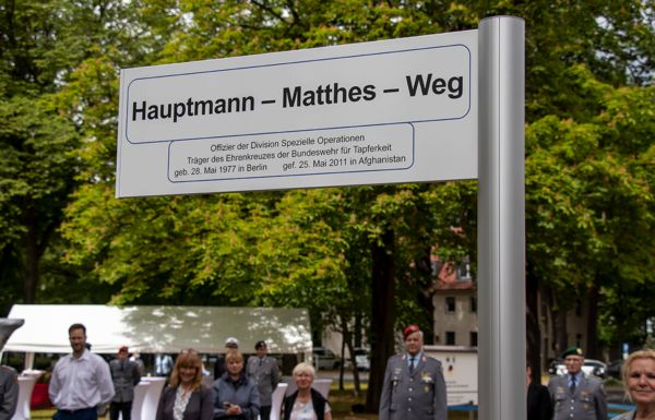 In Erinnerung an Hauptmann Markus Matthes wurde in der Julius-Leber-Kaserne ein Weg nach dem Offizier der DSO bennant. Foto: DBwV/Christine Hepner 