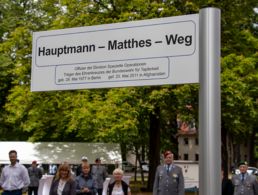 In Erinnerung an Hauptmann Markus Matthes, gefallen am 25. Mai 2011 bei einem Anschlag in Afghanistan, wurde in der Julius-Leber-Kaserne ein Weg nach dem Offizier der DSO bennant. Foto: DBwV/Christine Hepner