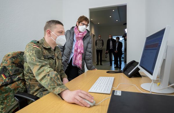 Im Gesundheitsamt Reinickendorf bekommt die Ministerin ein positives Feedback . Hier unterstützen Soldaten und Soldatinnen bei der Nachverfolgung von Infektionsketten. Foto: Bundeswehr, Twardy