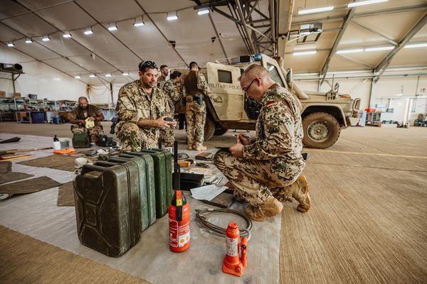 Kurz vor der Rückverlegung aus Mali: Soldaten vom Lufttransportumschlagzug prüfen das Material auf Vollzähligkeit. Foto: Bundeswehr/Jana Neumann